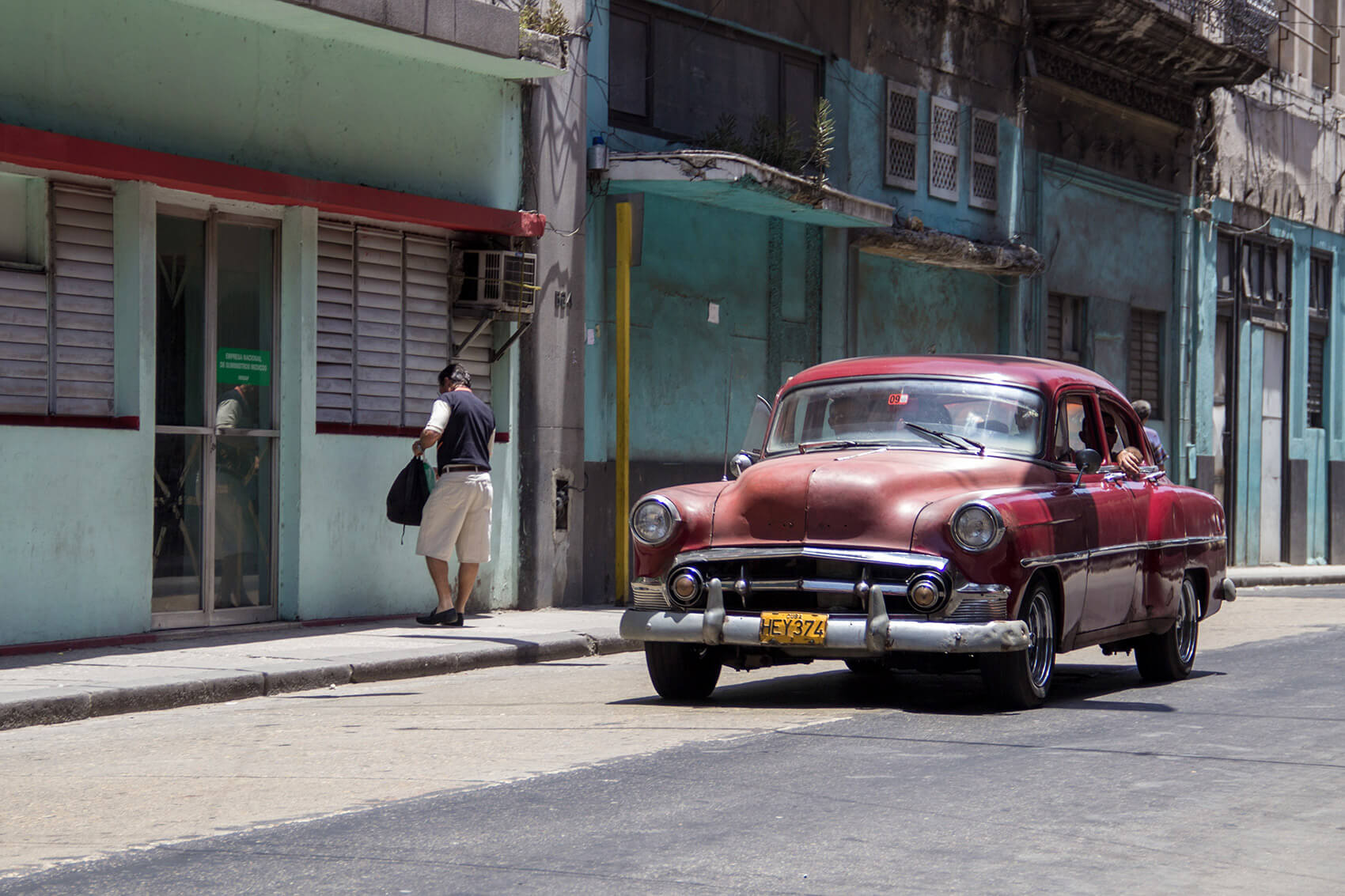 Old 50s red car in La Habana