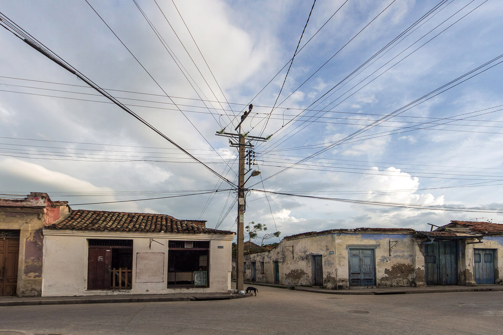 Crossroad and power cables in Camagüey